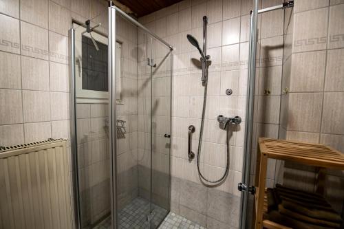 阿尔特纳Schöne Ferienwohnung in ruhiger Lage的浴室里设有玻璃门淋浴