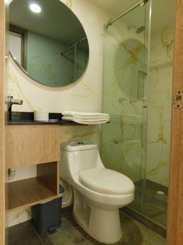 波哥大HOTEL MX BOGOTA的一间带卫生间和玻璃淋浴间的浴室