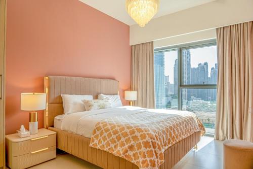 迪拜FIRST CLASS 2BR with full BURJ KHALIFA view的一间卧室设有一张床和一个大窗户