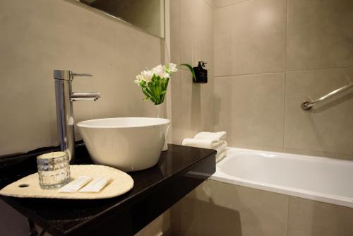 布宜诺斯艾利斯M Concept Hotel的浴室配有白色浴缸、盥洗盆和浴缸。