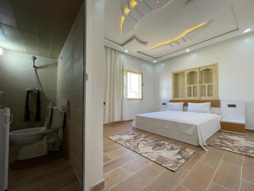 索维拉Villa ahlam的一间卧室配有一张床,浴室设有卫生间
