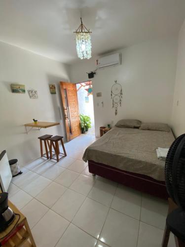 阿拉卡蒂Lotus Flat - Canoa Quebrada的卧室配有一张床和一张桌子及椅子