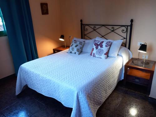 弗龙特拉Vivienda vacacional Casa Rosi的卧室配有带枕头的大型白色床