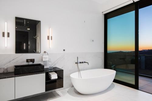 洛杉矶Linda Flora Modern Estate的一间带大浴缸和水槽的浴室