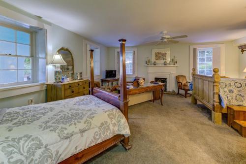 维克斯堡The Duff Green Mansion的一间卧室配有一张床、一张桌子和一个水槽