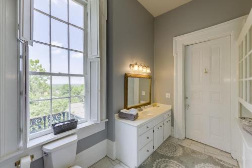 维克斯堡The Duff Green Mansion的一间带水槽和镜子的浴室以及窗户。