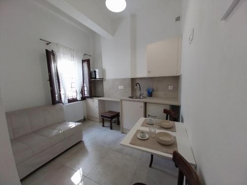 波尔塔里亚Marousos Central Guesthouse的客厅配有沙发和桌子