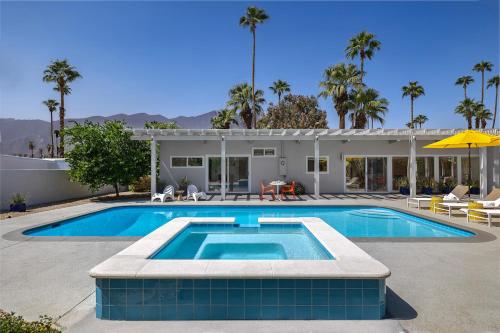 棕榈泉On The Rox- Luxury Refreshing Mid-Century Mod- Pool, Spa, Firepit, Outdoor Kitchen & More的房屋前的游泳池