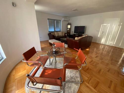 比托拉Luxury apartment的客厅配有玻璃桌和椅子