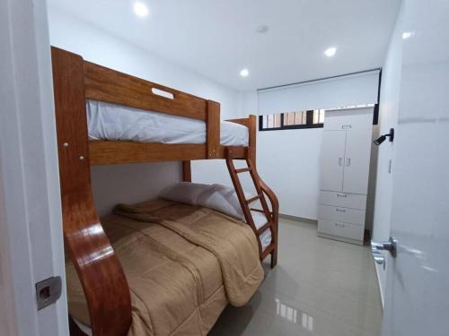 皮斯科Casa San Andrés Arenas con sala de billar的一间卧室配有两张双层床。