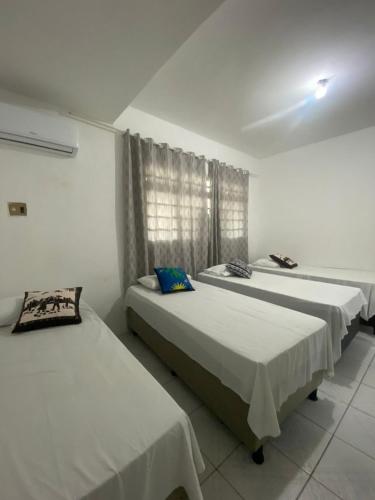 大坎皮纳Temporada CG - Casinha da Vovo的一间卧室设有两张床和窗户。