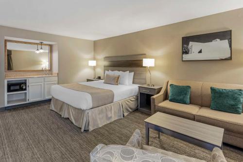 罗兰岗最佳西方加商务酒店的酒店客房,配有床和沙发