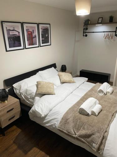 伯明翰Luxury 1 or 2 bedroom Apartment Birmingham City Centre的一间卧室配有两张带毛巾的床