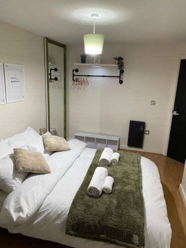 伯明翰Luxury 1 or 2 bedroom Apartment Birmingham City Centre的一张白色的大床,带三条毛巾