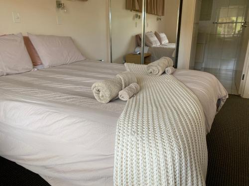 Emu BayBirubi Holiday Homes Kangaroo Island的白色的床,上面有毛巾