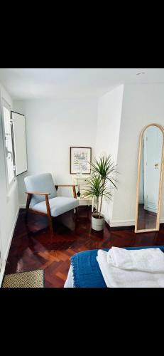 拉科鲁尼亚El sauce de la calle Sinagoga Precioso apartamento en el centro de La Coruña的客房设有两张床、镜子和椅子