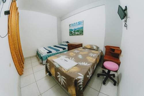 廷戈玛丽亚Tulumayo House的一间设有两张床和椅子的房间
