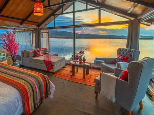 普诺KAY PACHA LODGE lago titicaca All Inclusive的一间卧室配有一张床,享有水景