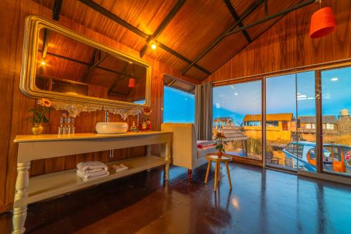 普诺KAY PACHA LODGE lago titicaca All Inclusive的一间带水槽和大窗户的浴室