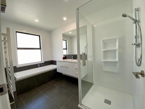 特威泽尔Style, Functional with Space的一间带玻璃淋浴和水槽的浴室