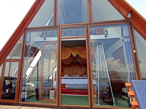 普诺Uros Waliski Lodge的客房设有窗户和一张床