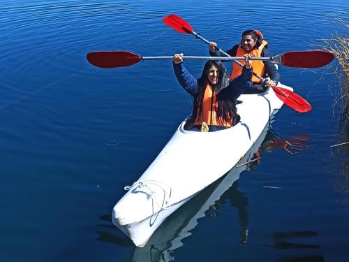 普诺Uros Waliski Lodge的两人在水上划皮艇