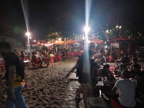 圣胡安San Juan La Union Apartments的一群人晚上坐在海滩上
