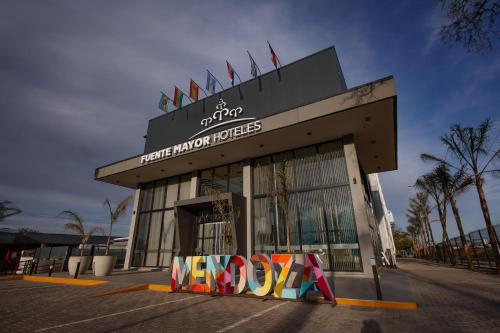 门多萨Fuente Mayor Hotel Terminal的前面有标志的建筑