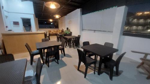 圣胡安Manipon Transient House R6的一间带桌椅的餐厅和一间厨房
