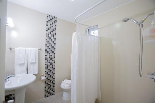 塔穆宁Ocean Villa Guam的带淋浴、卫生间和盥洗盆的浴室
