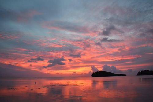 塔穆宁Ocean Villa Guam的云天的海洋日落