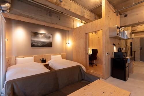 别府HAJIMARI Beppu的客房设有两张床和一张书桌