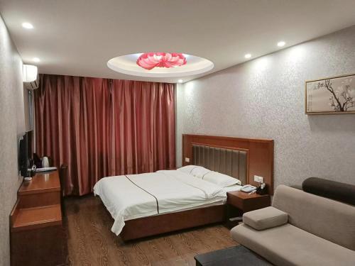 哈尔滨哈尔滨华西宾馆(冰雪大世界店)的一间卧室配有一张床,另一间卧室配有沙发。