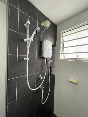 普特拉贾亚Homestay Putrajaya的浴室内配有淋浴和头顶淋浴