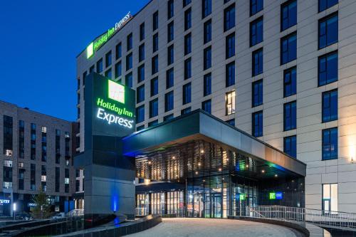 阿斯塔纳Holiday Inn Express - Astana - Turan, an IHG Hotel的带有读取希尔顿快递的标志的酒店大楼