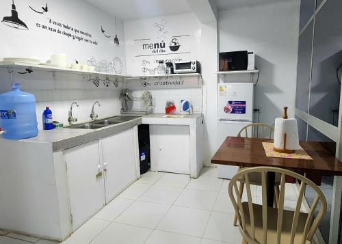 普卡尔帕Departamento amoblado的一个带水槽和桌子的小厨房
