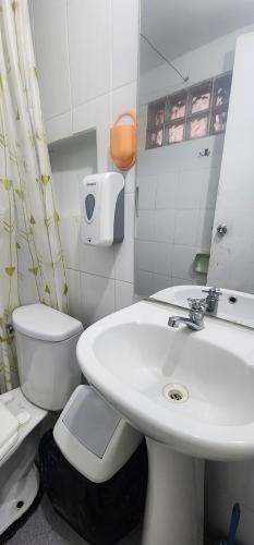 普卡尔帕Departamento amoblado的浴室配有白色水槽和卫生间。