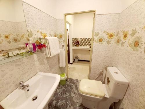 卡图纳耶克Dinu Lanka Resort的浴室配有白色卫生间和盥洗盆。