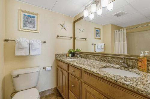 默特尔比奇Breathtaking Oceanfront 3BR,2BA Suite/Grand Cayman 451的一间带水槽、卫生间和镜子的浴室