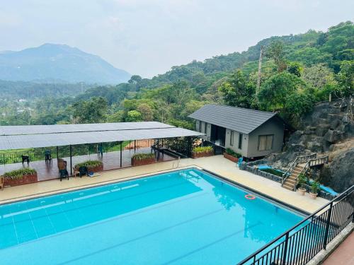 卡尔佩特塔Konfudha Resort的享有带房屋的游泳池的景色