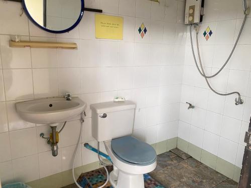 达叻府班嘉德旅馆的一间带卫生间和水槽的浴室