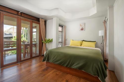 拜县Betel Palm Village - Casa Retreat的一间卧室设有一张床和一个阳台