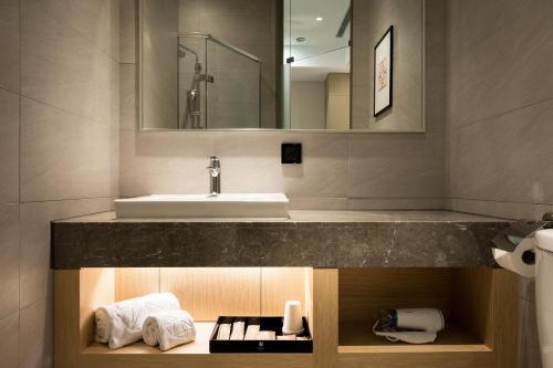 台南星鑽國際商旅 編號315的浴室配有盥洗盆和带毛巾的台面。