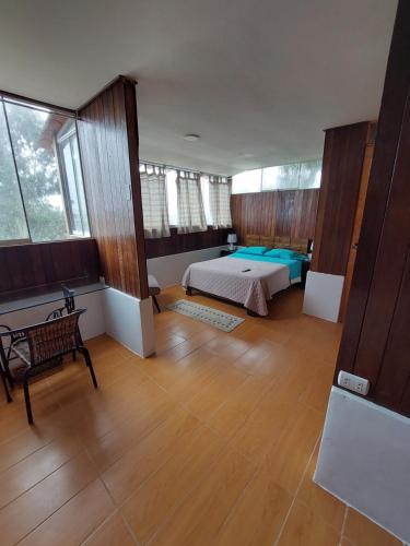 阿夏Villa Del Solar的一间卧室配有一张床,卧室配有长凳
