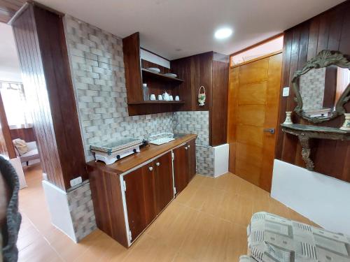 阿夏Villa Del Solar的厨房配有木制橱柜和台面