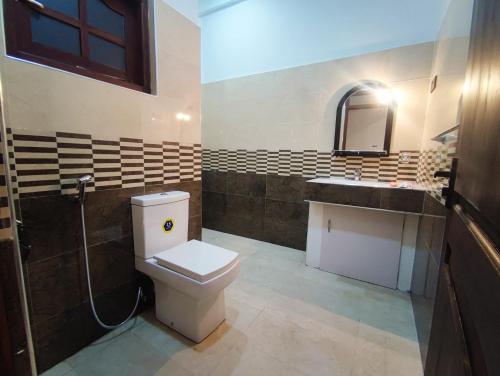 迪加纳Victoria Nature Resort的一间带卫生间和水槽的浴室