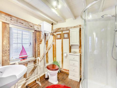 莫尔登Sail Loft-uk45571的带淋浴、卫生间和盥洗盆的浴室