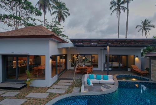 塞隆贝拉纳克Tropik Resort Lombok的一座带游泳池和房子的别墅