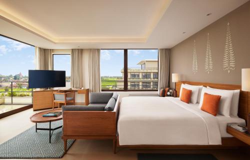 菩提伽耶Hyatt Place Bodh Gaya的酒店客房设有一张大床和一台电视。