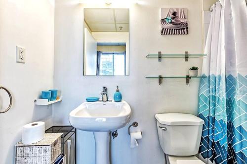 埃德蒙顿Industrial-Style Cityscape 1 Bedroom Loft的白色的浴室设有水槽和卫生间。